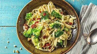 foto van een bord pasta met groente