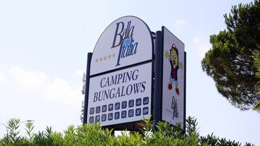 PESCHIERA DEL GARDA - Nederlandse vakantiegangers worden met bussen opgehaald bij camping Bella Italia aan het Gardameer. De Nederlanders, die op verschillende plekken in het door noodweer getroffen Noord-Italie op vakantie waren en schade hebben opgelopen, worden met de bussen terug naar huis gebracht. ANP GIUSEPPE ZANARDELLI