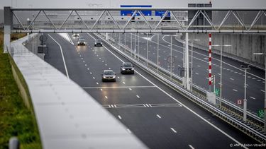 VLAARDINGEN - Auto's rijden over de nieuwe snelweg A24, ook bekend als de Blankenburgverbinding. De nieuwe snelweg verbindt de A15 bij Rozenburg en de A20 bij Vlaardingen. De extra verbinding moet helpen Rotterdam beter bereikbaar te maken. ANP ROBIN UTRECHT