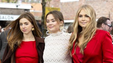 DOKKUM - Prinses Alexia, prinses Ariane en prinses Amalia tijdens de viering van Koningsdag in Dokkum. De koning viert met zijn familie zijn 59e verjaardag in de Friese stad. RAMON VAN FLYMEN / ANP