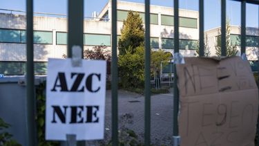 LOOSDRECHT - Een protest bij het gemeentehuis tegen de komst van een opvangcentrum voor asielzoekers. De gemeente wil maximaal 110 asielzoekers huisvesten in het grotendeels leegstaande gemeentehuis. JEROEN JUMELET / ANP