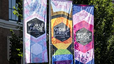 AMSTERDAM - Vlaggen bij het WorldPride Stadion op de Prinsengracht, een grote tribune voor de Canal Parade. Het is de eerste keer dat er zo'n tijdelijke tribune wordt geplaatst langs de route van de botenparade. REMKO DE WAAL / ANP