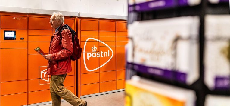 LEIDEN - De grootste pakketautomaat van Nederland in een PLUS supermarkt in Leiden. ANP EVA PLEVIER