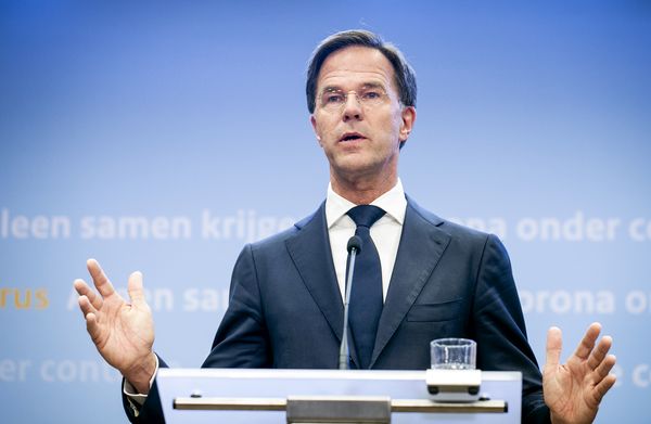 Een foto van premier Rutte tijdens de persconferentie