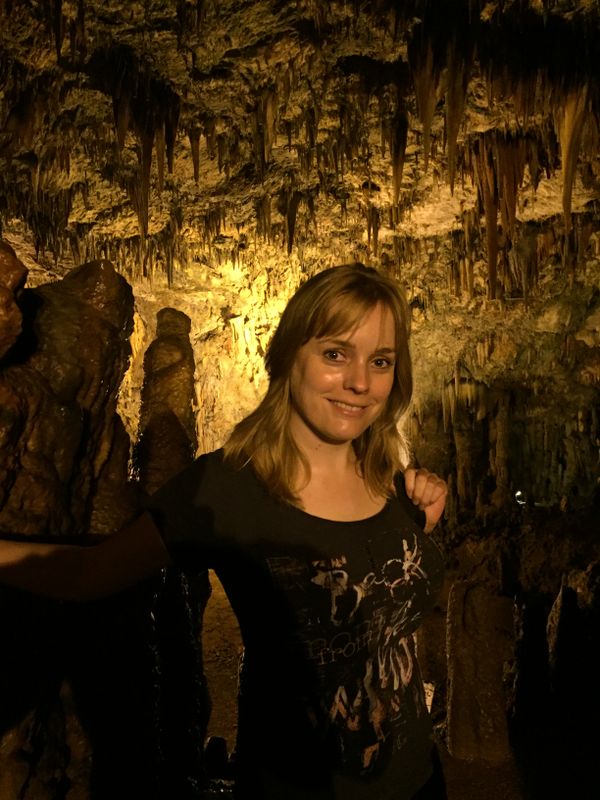 Verslaggever Marieke van der Voort in de Drogarati-grot. 