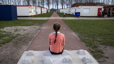 BIDDINGHUIZEN - Een asielzoeker bij de noodopvang op het evenemententerrein van Walibi. Het is voor het vierde jaar op rij dat hier door opvangorgaan COA een tijdelijke opvanglocatie is ingericht. ANP RAMON VAN FLYMEN