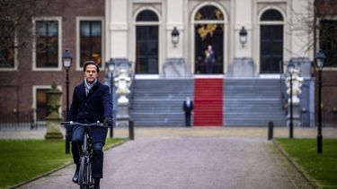 Rutte fietst weg bij Huis ten Bosch na de val van het kabinet.