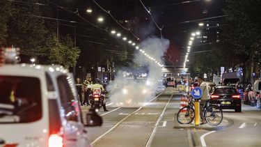 AMSTERDAM - Politieagenten reageren op een brand op straat na afloop van de wedstrijd Frankrijk tegen Marokko in de kwartfinale van het WK voetbal. MICHEL VAN BERGEN / ANP