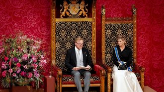 DEN HAAG - Koning Willem-Alexander leest, met koningin Maxima naast hem, de troonrede voor aan leden van de Eerste en Tweede Kamer op Prinsjesdag in de Koninklijke Schouwburg. Op de derde dinsdag van september wordt het nieuwe werkjaar van de Eerste en Tweede Kamer geopend. ROBIN VAN LONKHUIJSEN / ANP