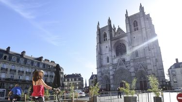 Een foto van het vooraanzicht van de kathedraal in Nantes