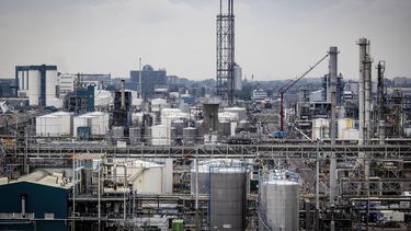 PERNIS - Overzicht van chemische fabrieken van Shell vanaf een hoog standpunt op het energie- en chemiepark van Shell in Pernis. Op het terrein wordt onder meer ruwe aardolie verwerkt tot bruikbare stoffen. ANP JEFFREY GROENEWEG