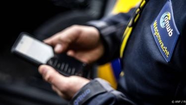 WOLFHEZE - Het logo van de ANWB op het uniform van een medewerker. De winter is een drukke periode voor de Wegenwacht. ANP ROB ENGELAAR