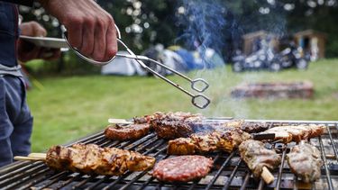 Een foto van een barbecue op de camping