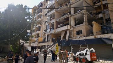 epa13022473 Rescuers and army soldiers stand at the site of an Israeli airstrike targeting an apartment in the southern suburbs of Beirut, Lebanon, 07 June 2026. At least two people were killed and a dozen injured in an Israeli strike on southern Beirut's suburbs, according to the Lebanese official news agency (NNA).  EPA/ABBAS SALMAN