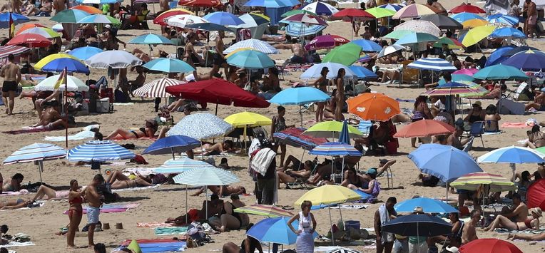 epa12202702 People cool off at the beach during a heat wave in Oeiras near Lisbon, Portugal, 28 June 2025.  EPA/ANTONIO COTRIM