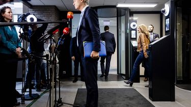 DEN HAAG - Geert Wilders (PVV) en Dilan Yesilgoz (VVD) komen aan voor de hervatting van een gesprek met informateur Ronald Plasterk. Vertegenwoordigers van de fracties van PVV, VVD, NSC en BBB onderhandelen over de kabinetsformatie. ANP SEM VAN DER WAL