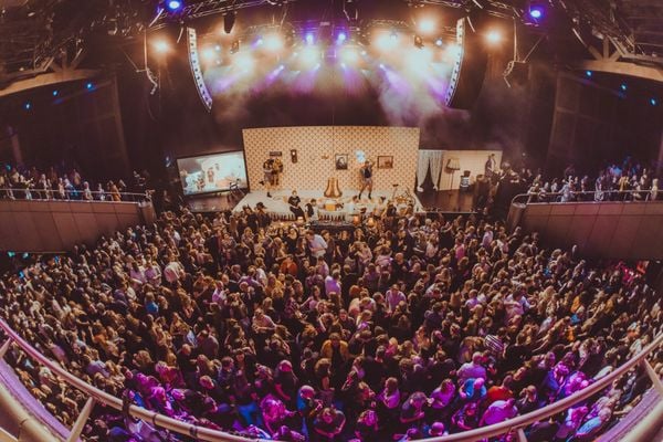 Vroeg pieken in plaats van tot 4 uur 's nachts feesten: is het populaire 'vroeg feesten' wat?