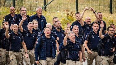 EINDHOVEN - Leden van het Nederlandse USAR-team bij terugkeer op vliegbasis Eindhoven. Het team was met 64 mensen en 8 honden in Venezuela om te zoeken naar slachtoffers na de verwoestende aardbevingen. ROB ENGELAAR / ANP