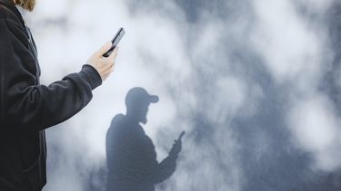 Mathilda (52) werd gestalkt: ‘Tijdens onze relatie kon hij al in woede uitbarsten’