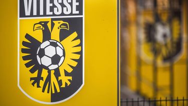 ARNHEM - Het logo van Vitesse op het trainingscomplex op Papendal. Vitesse wordt toch niet overgenomen door Guus Franke. De overname is van de baan omdat de Amerikaan Coley Parry, de grootste schuldeiser van de Arnhemse voetbalclub, de miljoenenovereenkomst met de beoogde overnamekandidaat Franke eenzijdig heeft opgezegd. ANP FREEK VAN DEN BERGH