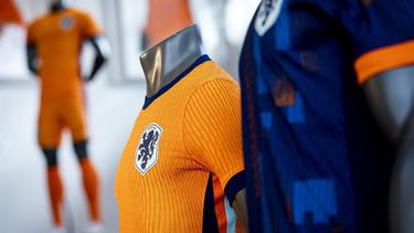 ZEIST - Het nieuwe tenue van het Nederlands elftal voorafgaand aan een persconferentie van het Nederlands elftal op het KNVB Campus op 18 maart 2024 in Zeist, Nederland. Het Nederlands elftal bereidt zich voor op de oefeninterland tegen Schotland in Amsterdam. ANP KOEN VAN WEEL