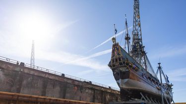 AMSTERDAM - Het schip De Batavia staat in een stalen ondersteuningsconstructie op het droogdok van Damen Shiprepair. De Batavia is in slechte staat en wordt in Amsterdam in een dok opgeknapt. Daarna gaat het schip terug naar Lelystad, waar het permanent tentoongesteld wordt. DINGENA MOL / ANP