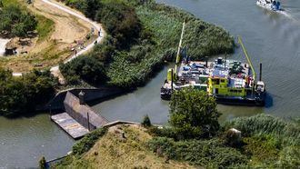 MUIDEN - Dronefoto van werkzaamheden rond het plaatsen van noodpompen bij de Stenen Beer naast het Muiderslot. De noodpompen moeten extra zoet water vanuit het Markermeer naar de Vecht pompen om de waterstand op peil te houden en uitdroging van omliggende natuurgebieden te bestrijden. REMKO DE WAAL / ANP