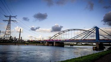 ROTTERDAM - Verkeer rijdt over de vluchtstrook van de Suurhoffbrug. Op de brug richting de Maasvlakte zijn scheuren geconstateerd, waarop er twee rijstroken zijn afgesloten. Bedrijven in de haven van Rotterdam verwachten flinke hinder van de beperkingen. ROBIN UTRECHT / ANP