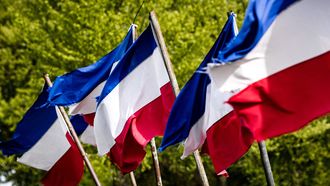 Omgekeerde Nederlandse vlag langs de weg: mag dat eigenlijk wel?