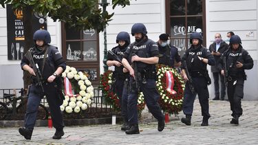 Een foto van agenten in Wenen die hun eer betuigen aan de slachtoffers
