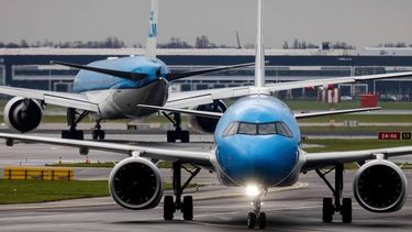 SCHIPHOL - Een Airbus A321 NEO van KLM taxied naar de gate op luchthaven Schiphol. ANP JEFFREY GROENEWEG