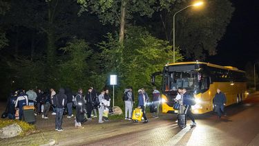 GIETEN - Asielzoekers uit het volle aanmeldcentrum van het COA in Ter Apel komen aan bij een tijdelijke opvang in sporthal De Goorns. Ze zullen een nacht in de locatie blijven en daarna weer terug naar Ter Apel gaan.  ANP MARCEL J. DE JONG