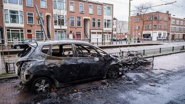 DEN HAAG - Een uitgebrande auto langs de Rijswijkseweg. De wagen is in brand gestoken en volledig afgebrand. Voor het voertuig liggen ook nog zwaar beschadigde fietsen. OWEN O'BRIEN / ANP