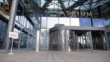 AMSTERDAM - Schade aan het Atrium op de Zuidas nadat hier een explosief is afgegaan. Door de explosie ontstond een kleine brand en raakte de draaideur van het kantoorgebouw beschadigd. MICHEL VAN BERGEN / ANP