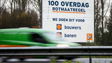 Een bord van de VVD langs de A12 bij Zoetermeer. 