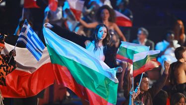 epa12965968 Dara of Bulgaria (C) in the Green Room area during the grand final of the 70th Eurovision Song Contest (ESC) in Vienna, Austria, 16 May 2026.  EPA/HANNIBAL HANSCHKE