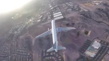 Video: Drone vliegt vlak langs passagiersvliegtuig