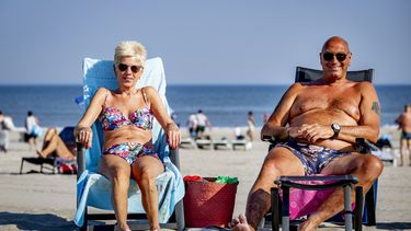 mensen genieten van een hittegolf op het strand
