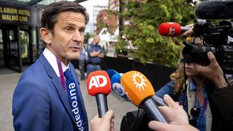 MALMO - Cornald Maas staat de pers te woord bij het hotel waar de Nederlandse delegatie verblijft voorafgaand aan de finale van het Eurovisie Songfestival. Het is nog niet bekend of de Nederlandse inzending Joost Klein ook te zien is. Eerder werd bekend dat er door een incident onderzoek naar de 26-jarige Klein wordt gedaan. ANP SANDER KONING