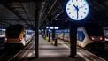 AMSTERDAM - Stilstaande treinen op het perron van Station Amsterdam Centraal. Om dertig minuten over tien in de avond werd het treinverkeer voor drie minuten stil gelegd. Aanleiding was een mishandeling van een hoofdconducteur en een machinist. ANP RAMON VAN FLYMEN