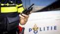 ILLUSTRATIEF - Een politieagent met een portofoon bij een politiebureau in Rotterdam. ANP ROBIN UTRECHT