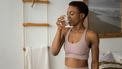 Waarom je 's ochtends eerst een glas warm water moet drinken