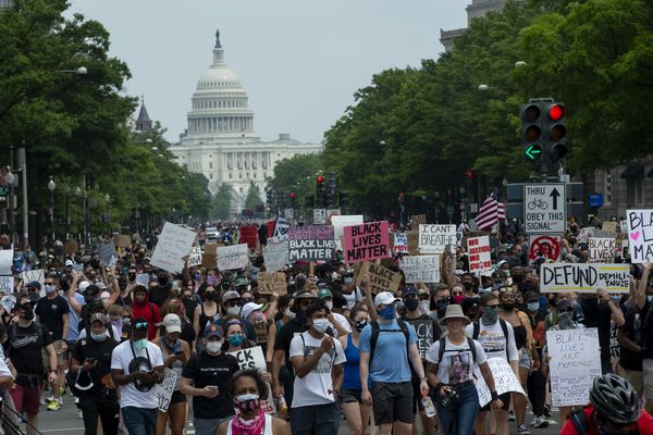 Een foto van een drukke straat vol demonstranten in Washington
