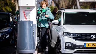 LOMMEL - Nederlandse automobilisten bij een tankstation net over de Belgische grens. De prijzen voor diesel en benzine zijn in Nederland flink gestegen door de oorlog in het Midden-Oosten. In de buurlanden liggen de prijzen lager. ROB ENGELAAR / ANP