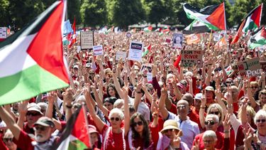 DEN HAAG - Actievoerders verzamelen op het Malieveld voor een demonstratie tegen het geweld in Gaza. Oxfam Novib, PAX, Amnesty International, Save the Children en Artsen zonder Grenzen eisen dat de demissionaire regering sancties tegen Israël oplegt. Het is de tweede keer in korte tijd dat de Rode Lijn-demonstratie wordt gehouden. ANP KOEN VAN WEEL