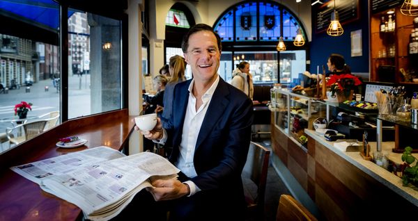 Mark Rutte (VVD) in zijn favoriete koffiezaak aan de Korte Poten. Foto: ANP | Robin van Lonkhuijsen