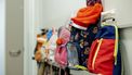 HOOGMADE - Rugzakjes aan de kapstok op een kinderopvang. Werkende ouders krijgen volgend jaar nog iets meer compensatie voor de stijgende tarieven van de kinderopvang. ANP ROBIN VAN LONKHUIJSEN