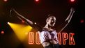 Dua Lipa verrast wachtende fans met pizza