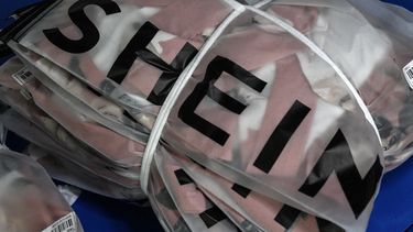 Shein, pakket, kleding, China, schorpioen, fast fashion, bestelling