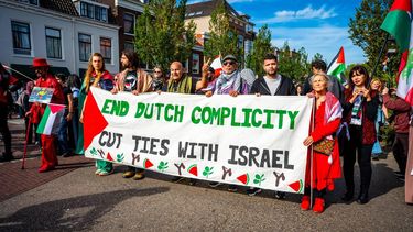 LEIDEN - Demonstranten tijdens een landelijke mars, georganiseerd door verschillende pro-Palestijnse organisaties. Met de demonstratie roept de organisatie op 